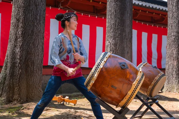 日本东京 2018年4月29日 在根津神社文教杜鹃花节 Tsutsuji 不明身份的妇女在日本太鼓鼓上表演 — 图库照片