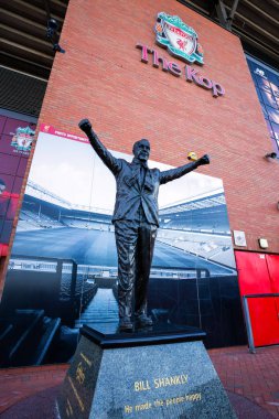 Liverpool, İngiltere - 17 Mayıs 2018: Heykel, Bill Shankly Anfield önünde. O kim 1 Tümeni 1962 yılında Liverpool getiriyor ve şöhret İngiliz ve Avrupa futbol içine takım yeniden yöneticisidir