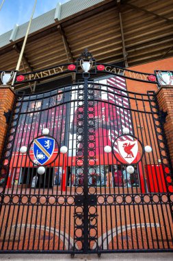 Liverpool, İngiltere - 17 Mayıs 2018: Paisley ağ geçidi Anfield Stadı üzerinde örtüsünü açmak önünde Nisan 8th 1999 haraç Kulübü 's en büyük kulüp yöneticileri biri doğru Bob Paisley (1919-1996)