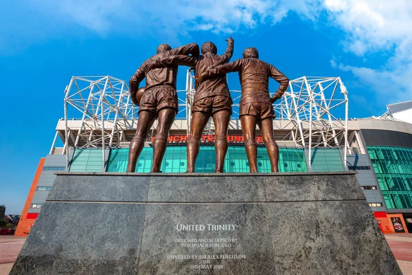 Manchester, İngiltere - 19 Mayıs 2018: George Best, Denis Law ve efendim Bobby Charlton ile Old Trafford Stadı önünde oluşan United Trinity bronz heykel