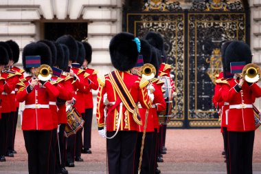 Londra, İngiltere - 13 Mayıs 2018: Değişen Buckingham Sarayı'ndaki - Muhafız içinde bir grup asker rahatladım onların yükümlülükleri askerler yeni bir toplu işlemi tarafından resmi bir tören.