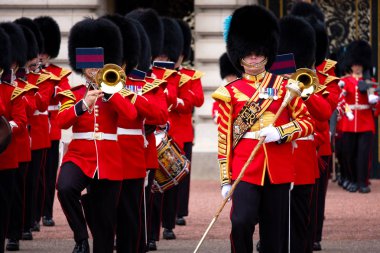 Londra, İngiltere - 13 Mayıs 2018: Değişen Buckingham Sarayı'ndaki - Muhafız içinde bir grup asker rahatladım onların yükümlülükleri askerler yeni bir toplu işlemi tarafından resmi bir tören.