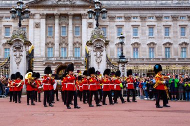 Londra, İngiltere - 13 Mayıs 2018: Değişen Buckingham Sarayı'ndaki - Muhafız içinde bir grup asker rahatladım onların yükümlülükleri askerler yeni bir toplu işlemi tarafından resmi bir tören.
