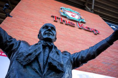 Liverpool, İngiltere - 17 Mayıs 2018: Heykel, Bill Shankly Anfield önünde. O kim 1 Tümeni 1962 yılında Liverpool getiriyor ve şöhret İngiliz ve Avrupa futbol içine takım yeniden yöneticisidir