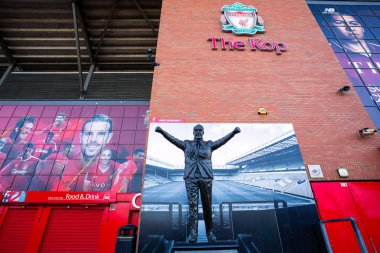 Liverpool, İngiltere - 17 Mayıs 2018: Heykel, Bill Shankly Anfield önünde. O kim 1 Tümeni 1962 yılında Liverpool getiriyor ve şöhret İngiliz ve Avrupa futbol içine takım yeniden yöneticisidir