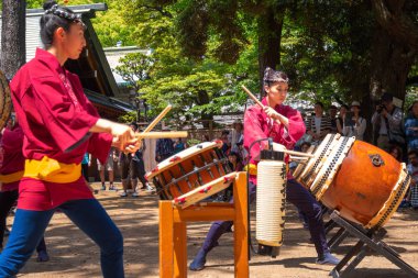 Tokyo, Japonya - 29 Nisan 2018: Tanımlanamayan grup kadın gerçekleştirmek Japon Taiko Davul Bunkyo Azalea Festivali'nde (Tsutsuji Matsuri) Nezu Tapınak
