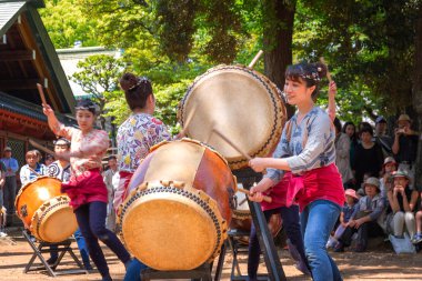 Tokyo, Japonya - 29 Nisan 2018: Tanımlanamayan grup kadın gerçekleştirmek Japon Taiko Davul Bunkyo Azalea Festivali'nde (Tsutsuji Matsuri) Nezu Tapınak