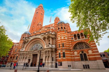 Londra, İngiltere - 13 Mayıs 2018: Westminster Cathedral veya Büyükşehir Katedrali, değerli bizim Lord İsa'nın John Francis Bentley tarafından tasarlanmış ve neo-Bizans tarzı 1903'te İsa'nın kanı
