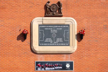 Manchester, İngiltere - 19 Mayıs 2018: Old Trafford'da bir plak anısına Münih hava felaket yan og eski Trafforf stadyum üzerinde yüklü 1958 yılında