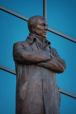 Manchester, İngiltere - 19 Mayıs 2018: Efendim Alex Ferguson bronz heykeli önünde Old Trafford stadyum, ev Manchester United standında Alex Ferguson