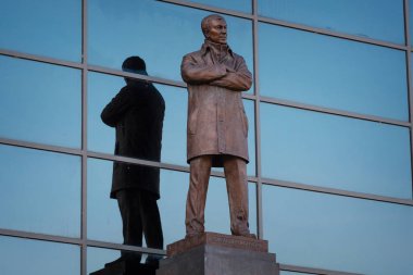 Manchester, İngiltere - 19 Mayıs 2018: Efendim Alex Ferguson bronz heykeli önünde Old Trafford stadyum, ev Manchester United standında Alex Ferguson