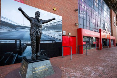 Liverpool, İngiltere - 17 Mayıs 2018: Heykel, Bill Shankly Anfield önünde. O kim 1 Tümeni 1962 yılında Liverpool getiriyor ve şöhret İngiliz ve Avrupa futbol içine takım yeniden yöneticisidir