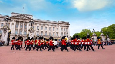 Londra, İngiltere - 13 Mayıs 2018: Değişen Buckingham Sarayı'ndaki - Muhafız içinde bir grup asker rahatladım onların yükümlülükleri askerler yeni bir toplu işlemi tarafından resmi bir tören.