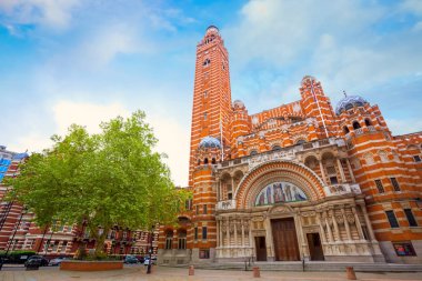 Londra, İngiltere - 13 Mayıs 2018: Westminster Cathedral veya Büyükşehir Katedrali, değerli bizim Lord İsa'nın John Francis Bentley tarafından tasarlanmış ve neo-Bizans tarzı 1903'te İsa'nın kanı