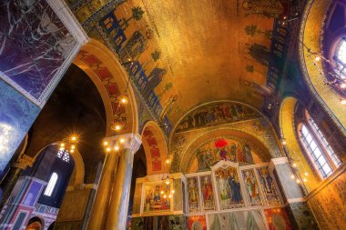 Londra, İngiltere - 13 Mayıs 2018: Westminster Cathedral veya Büyükşehir Katedrali, değerli bizim Lord İsa'nın John Francis Bentley tarafından tasarlanmış ve neo-Bizans tarzı 1903'te İsa'nın kanı