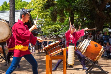 Tokyo, Japonya - 29 Nisan 2018: Tanımlanamayan grup kadın gerçekleştirmek Japon Taiko Davul Bunkyo Azalea Festivali'nde (Tsutsuji Matsuri) Nezu Tapınak