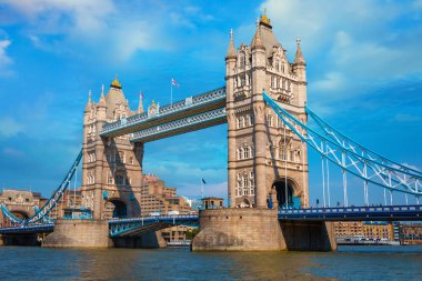 Tower Bridge, Londra, İngiltere'de Londra'da Thames Nehri geçiyor