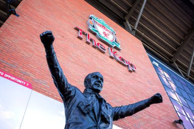 Liverpool, İngiltere - 17 Mayıs 2018: Heykel, Bill Shankly Anfield önünde. O kim 1 Tümeni 1962 yılında Liverpool getiriyor ve şöhret İngiliz ve Avrupa futbol içine takım yeniden yöneticisidir