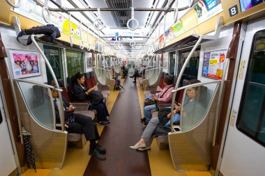 Tokyo, Japonya - 25 Nisan 2018: Commuters Tokyo metro bir tren yolculuğu
