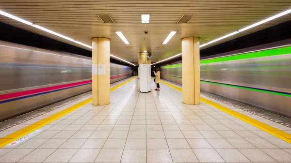 2018 通勤や都内の地下鉄駅で電車 — ストック写真