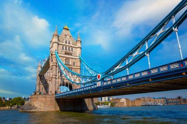 Tower Bridge, Londra, İngiltere'de Londra'da Thames Nehri geçiyor
