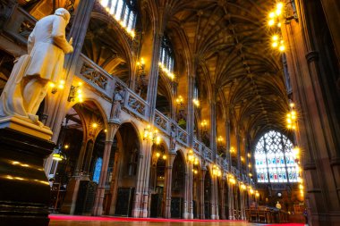 Manchester, İngiltere - 18 Mayıs 2018: John Rylands Library Enriqueta Rylands, John'ın ölümünden sonra karısı tarafından 1988 yılında inşa edilmiş, 1900 yılında halka açıldı. 4 milyon çok değerli kitaplar kütüphane evler