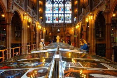 Manchester, İngiltere - 18 Mayıs 2018: John Rylands Library Enriqueta Rylands, John'ın ölümünden sonra karısı tarafından 1988 yılında inşa edilmiş, 1900 yılında halka açıldı. 4 milyon çok değerli kitaplar kütüphane evler