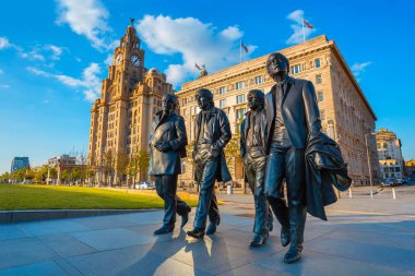 Londra, İngiltere - 17 Mayıs 2018: Bronz heykeli Beatles standları yan tarafındaki nehir Mersey, Andrew Edwards tarafından heykel ve Aralık 2015 yılında inşa edilen iskele başındaki