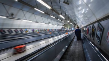 Londra, İngiltere - 20 Mayıs 2018: Kimliği belirsiz kişi seyahat boyunca South Kensington İstasyonu Metro Londra Metro ağının