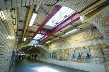 Londra, İngiltere - 20 Mayıs 2018: Kimliği belirsiz kişi seyahat boyunca South Kensington İstasyonu Metro Londra Metro ağının