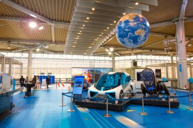 Tokyo, Japonya - 20 Nisan 2018: Toyota Mega Web Odaiba adasında bir otomotiv odaklı Tema Parkı ve Toyota geçmiş ve onun en yeni teknolojik gelişmeleri tasvir showroom olduğunu