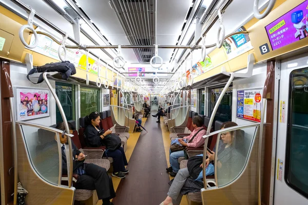 Tokio Japonia Kwietnia 2018 Osób Dojeżdżających Pracy Jeździć Pociąg Metrze — Zdjęcie stockowe