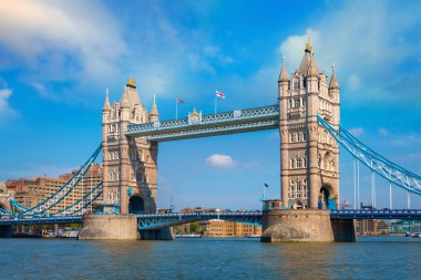 Tower Bridge, Londra, İngiltere'deki Thames Nehri geçiyor 