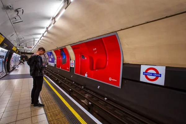 2018 확인되지 사람들이 런던의 지하철 네트워크를 — 스톡 사진