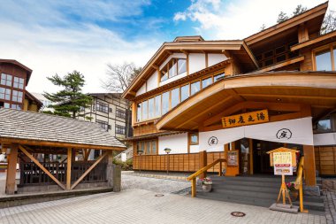 Gunma, Japan - 27 Nisan 2018: Goza no Yu, Nahcivan yakınlarında Yubatake Kusatsu Onsen sembolü olan kaplıca aracılığıyla yüzyıl sonlarında 19 ünlü genel banyo tesisi.