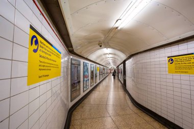 Londra, İngiltere - 13 Mayıs 2018: Londra metrosu 1863 'te açıldı. Londra 'ya hizmet eden bir toplu taşıma sistemi, ağ 11 hatta genişledi ve 201617 yılında 1,379 milyar yolcu taşıdı.