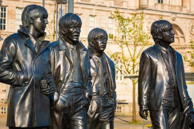 Liverpool, İngiltere - 17 Mayıs 2018: Bronz heykeli Beatles standları yan tarafındaki nehir Mersey, Andrew Edwards tarafından heykel ve Aralık 2015 yılında inşa edilen iskele başındaki