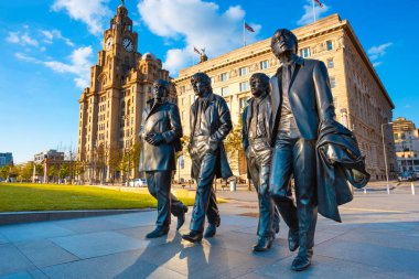 Liverpool, İngiltere - 17 Mayıs 2018: Bronz heykeli Beatles standları yan tarafındaki nehir Mersey, Andrew Edwards tarafından heykel ve Aralık 2015 yılında inşa edilen iskele başındaki