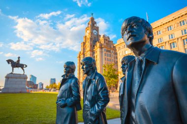 Liverpool, İngiltere - 17 Mayıs 2018: Bronz heykeli Beatles standları yan tarafındaki nehir Mersey, Andrew Edwards tarafından heykel ve Aralık 2015 yılında inşa edilen iskele başındaki