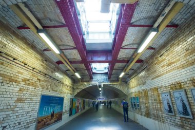 Londra, İngiltere - 20 Mayıs 2018: Kimliği belirsiz kişi seyahat boyunca South Kensington İstasyonu Metro Londra Metro ağının