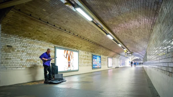 London May 2018 Unidentified Street Musician Performs Subway Tunnel South — Stock Photo, Image