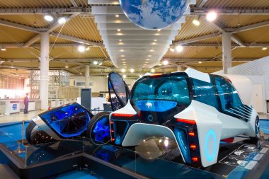 Tokyo, Japonya - 20 Nisan 2018: Toyota Mega Web Odaiba adasında bir otomotiv odaklı Tema Parkı ve Toyota geçmiş ve onun en yeni teknolojik gelişmeleri tasvir showroom olduğunu