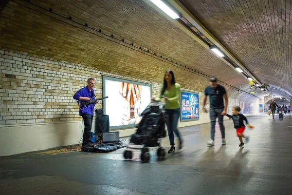 London May 2018 Unidentified Street Musician Performs Subway Tunnel South — Stock Photo, Image