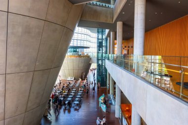 Tokyo, Japonya - 26 Nisan 2018: Roppongi - Ulusal Sanat Merkezi'nde Sanat Müzesi Stedelijk sanat sergisi hiçbir kalıcı koleksiyonu ile görüntüler, Japonya'nın en büyük sergi alanlarda biridir