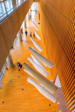 Tokyo, Japonya - 26 Nisan 2018: Roppongi - Ulusal Sanat Merkezi'nde Sanat Müzesi Stedelijk sanat sergisi hiçbir kalıcı koleksiyonu ile görüntüler, Japonya'nın en büyük sergi alanlarda biridir