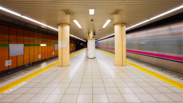 通勤や東京の地下鉄駅で電車 — ストック写真