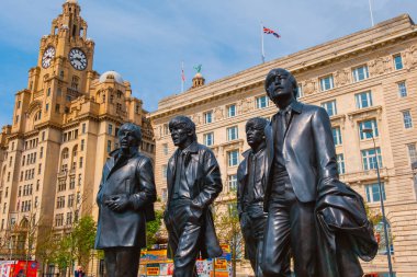 Liverpool, İngiltere - 17 Mayıs 2018: Bronz heykeli Beatles standları yan tarafındaki nehir Mersey, Andrew Edwards tarafından heykel ve Aralık 2015 yılında inşa edilen iskele başındaki