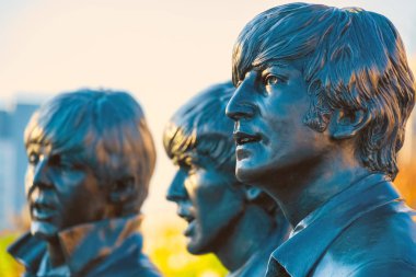 Liverpool, İngiltere - 17 Mayıs 2018: Bronz heykeli Beatles standları yan tarafındaki nehir Mersey, Andrew Edwards tarafından heykel ve Aralık 2015 yılında inşa edilen iskele başındaki