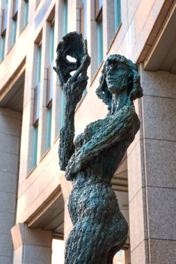 Tokyo, Japonya - 29 Nisan 2018: Tokyo Metropolitan hükümet binası, açık hava yer, bronz heykeller