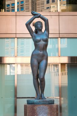 Tokyo, Japonya - 29 Nisan 2018: Tokyo Metropolitan hükümet binası, açık hava yer, bronz heykeller